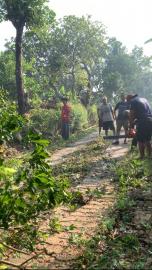 KEGIATAN KERJABAKTI BERSAMA KKN USD 72 KELOMPOK 48 PASCA COR RABBAT BETON DI JALAN UTAMA  BULU